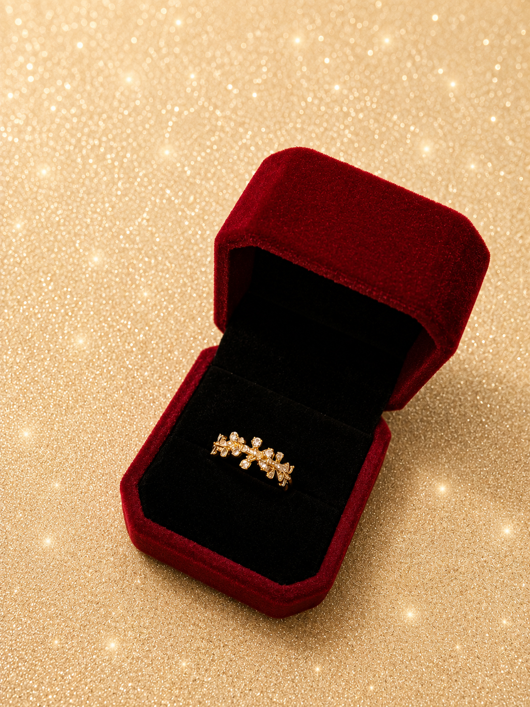 Elegante anel de senhora dourado com design em filigrana e pedras cintilantes